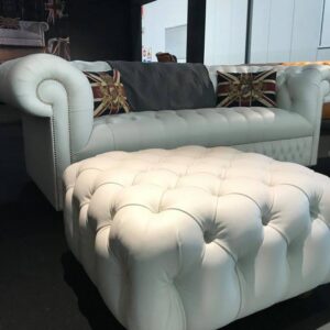 Divano-chesterfield-belgravia-e-poggiapiedi-chesterfield