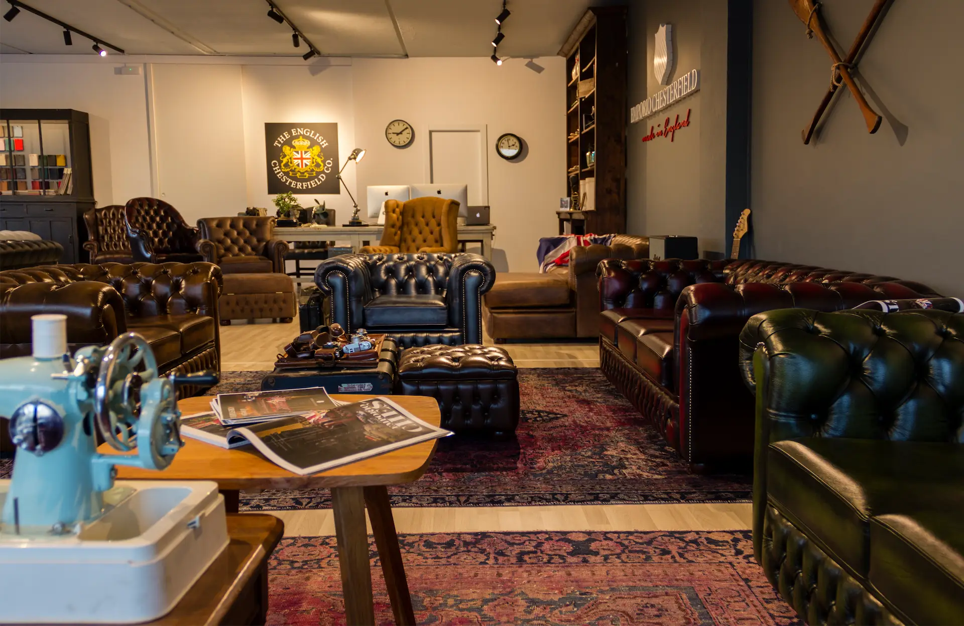 position-absolute divani-chesterfiled-milano